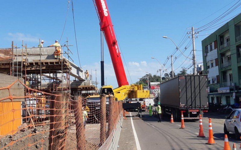 Estreitamento de pista e bloqueios temporÃ¡rios na RS-240 afetam o trÃ¢nsito