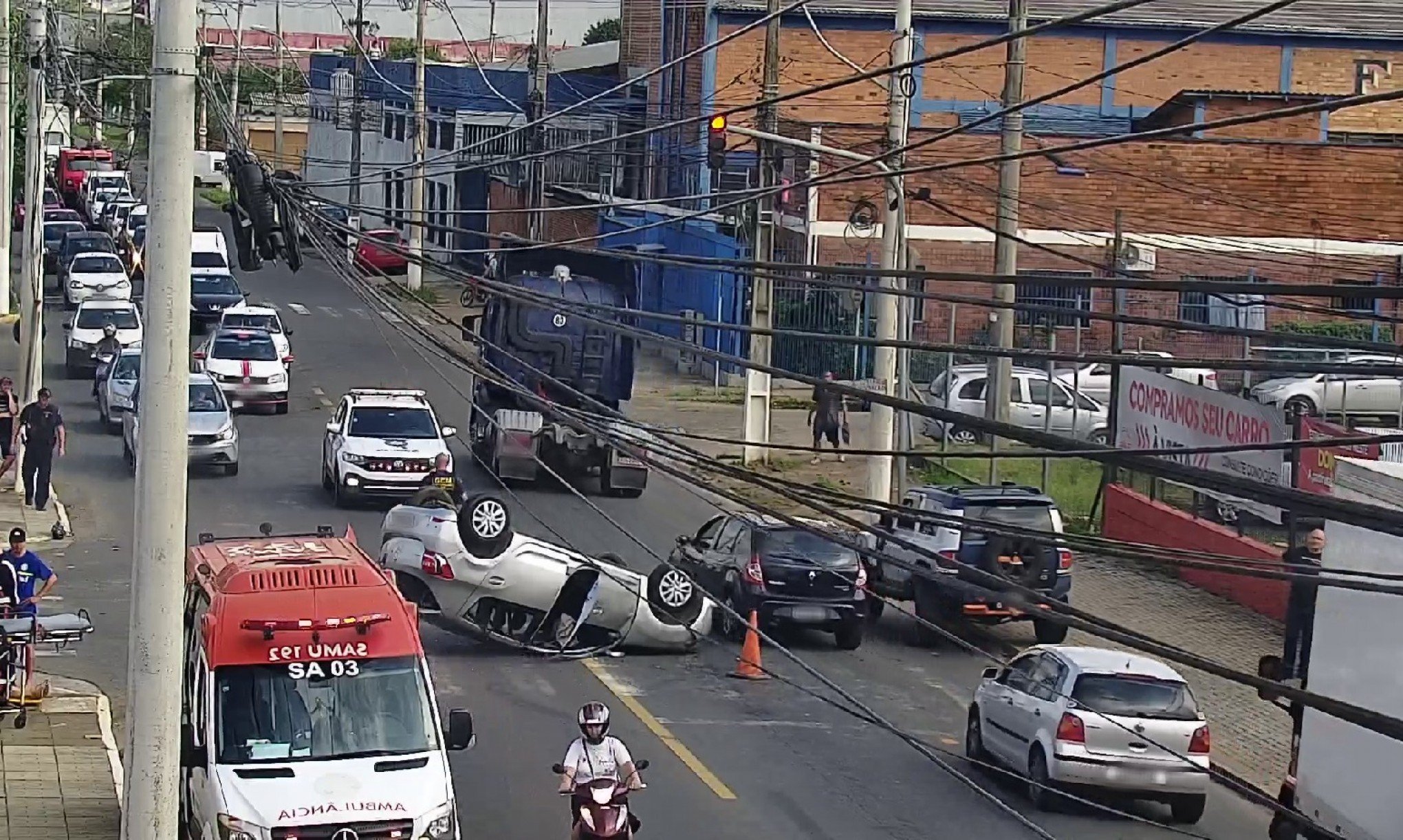 ACIDENTE DE TRÂNSITO: Carro capota após colidir com outro veículo em São Leopoldo e quatro pessoas ficam feridas