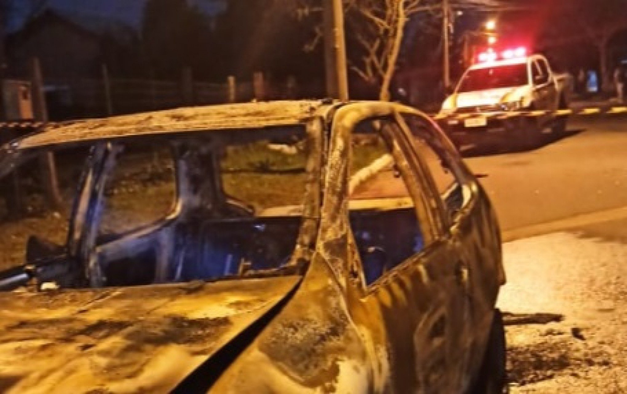 ONDA DE VIOLÊNCIA: Corpo carbonizado em carro incendiado é abandonado em via pública
