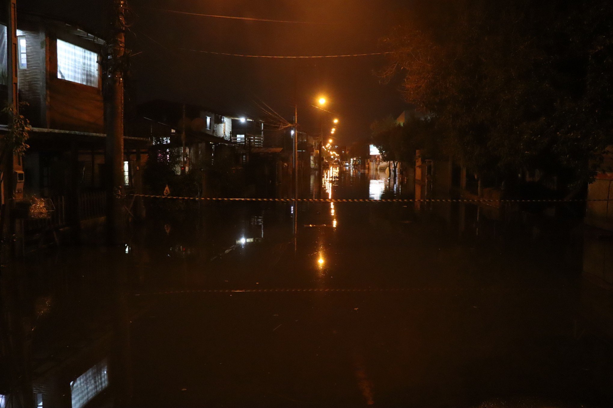 CHEIA DO RIO DOS SINOS: Água sobe e já atinge casas no bairro Canudos, em Novo Hamburgo