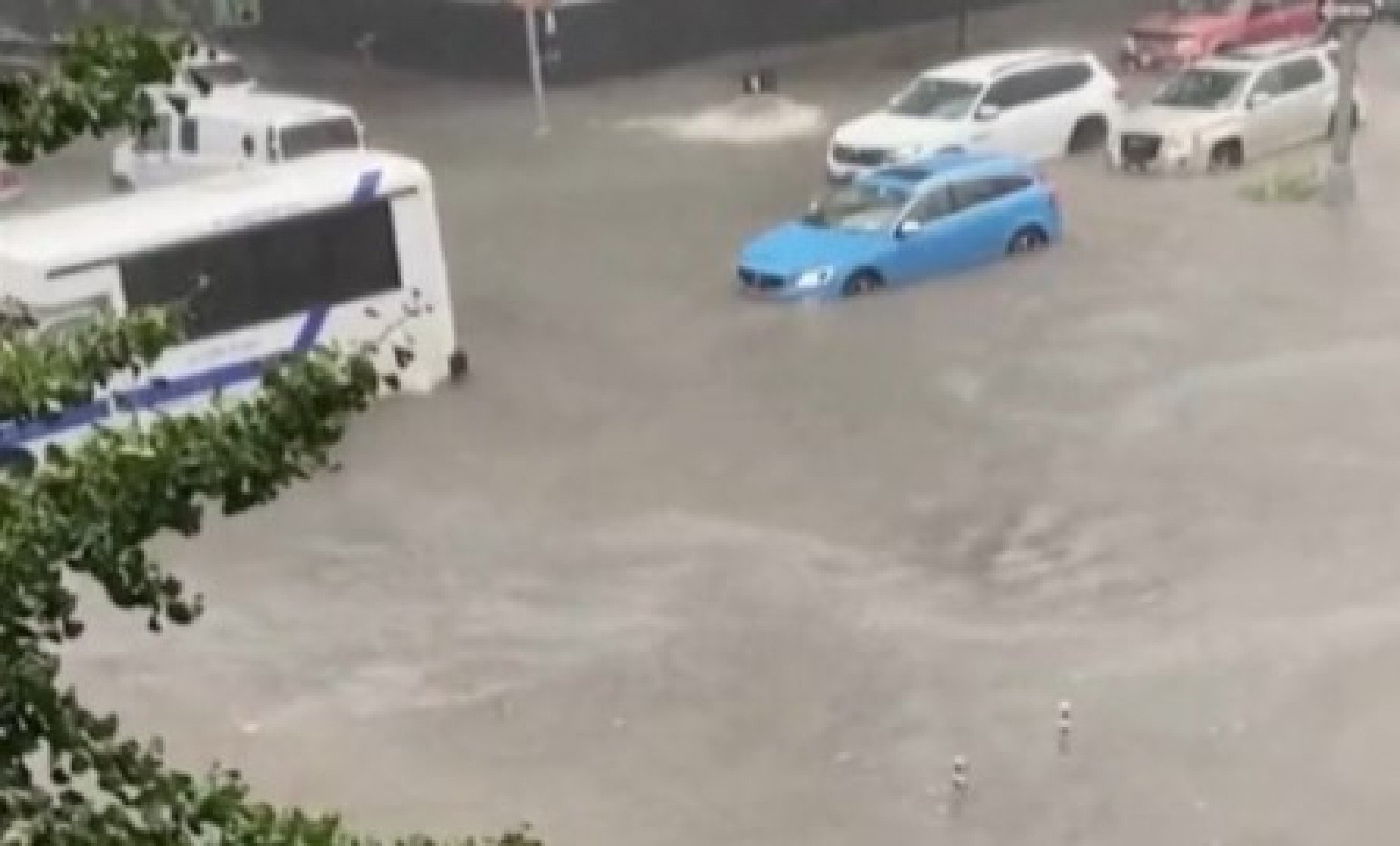 VÍDEO: Chuva forte inunda ruas de Nova York, suspende viagens e deixa cidade em estado de emergência; veja