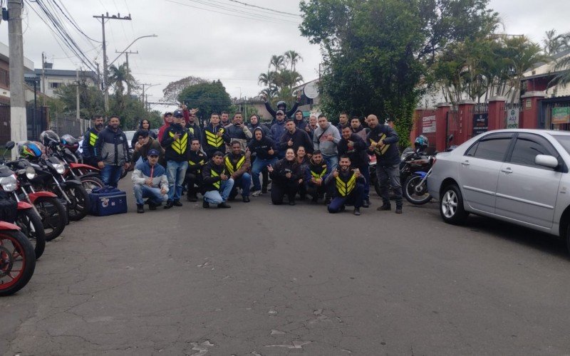 Em manifesto, grupo permanece parado na Rua Primeiro de Março neste sábado (30) 