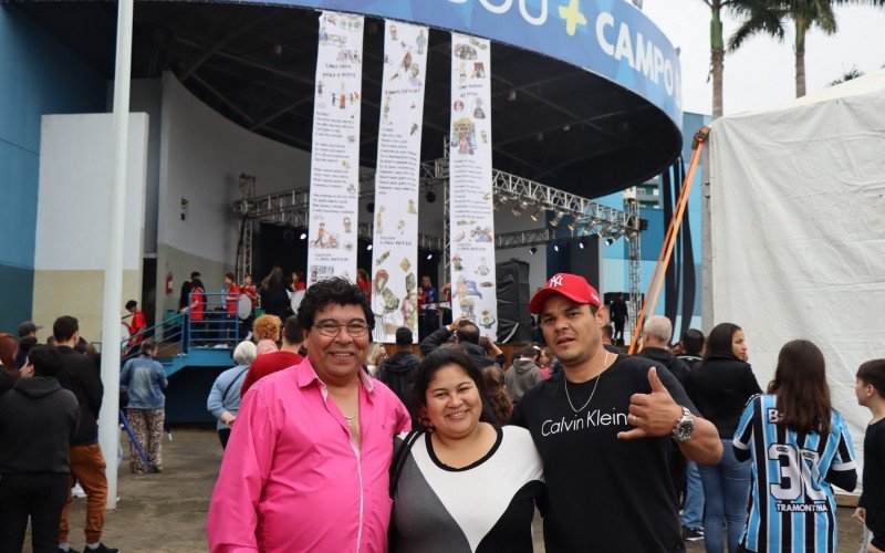 Júlio Camargo, Karina Camargo e Maico Luciano Avila a esperá da apresentação de Larha Camargo, filha de Maico e Karina, da escola Duque de Caxias. | Jornal NH