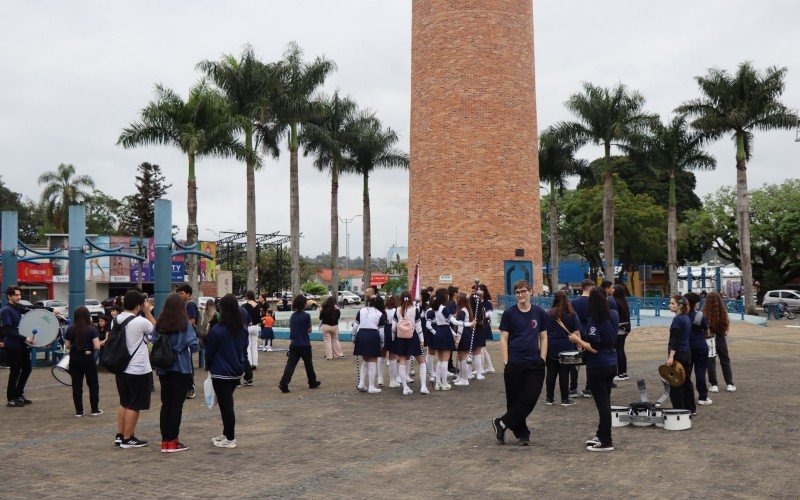 PÃºblico presente no Largo IrmÃ£os Vetter