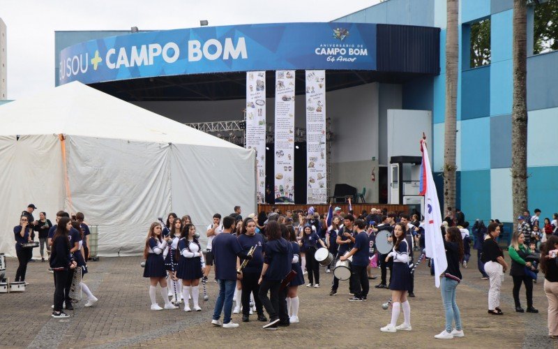 PÃºblico presente no Largo IrmÃ£os Vetter