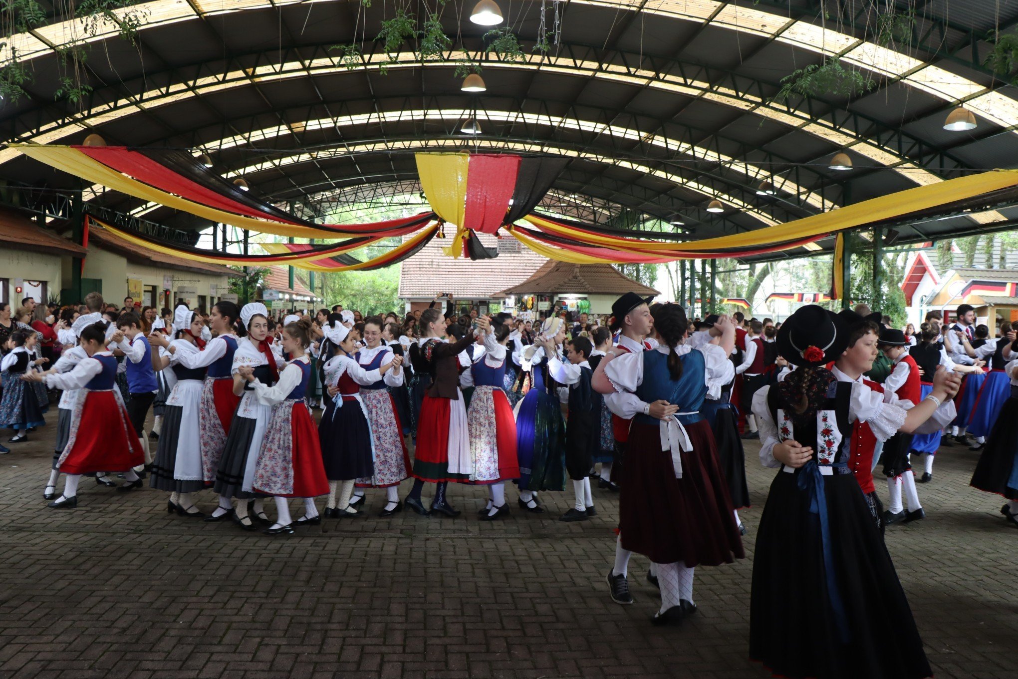 Pequenos talentos brilham no Encontro de Danças Folclóricas Alemãs, em Dois Irmãos
