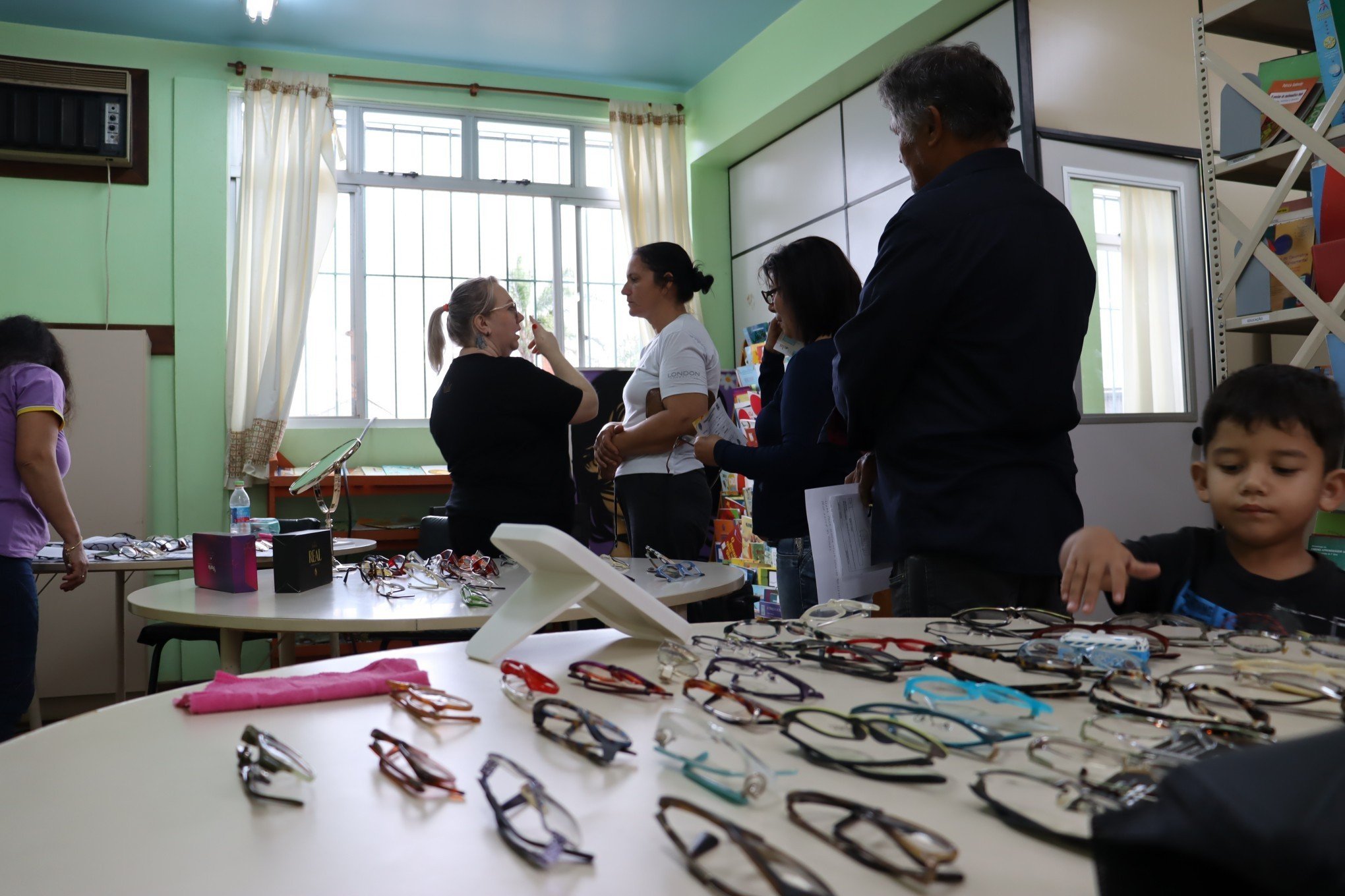 Ação social oferece consultas com oftalmologistas e óculos para moradores