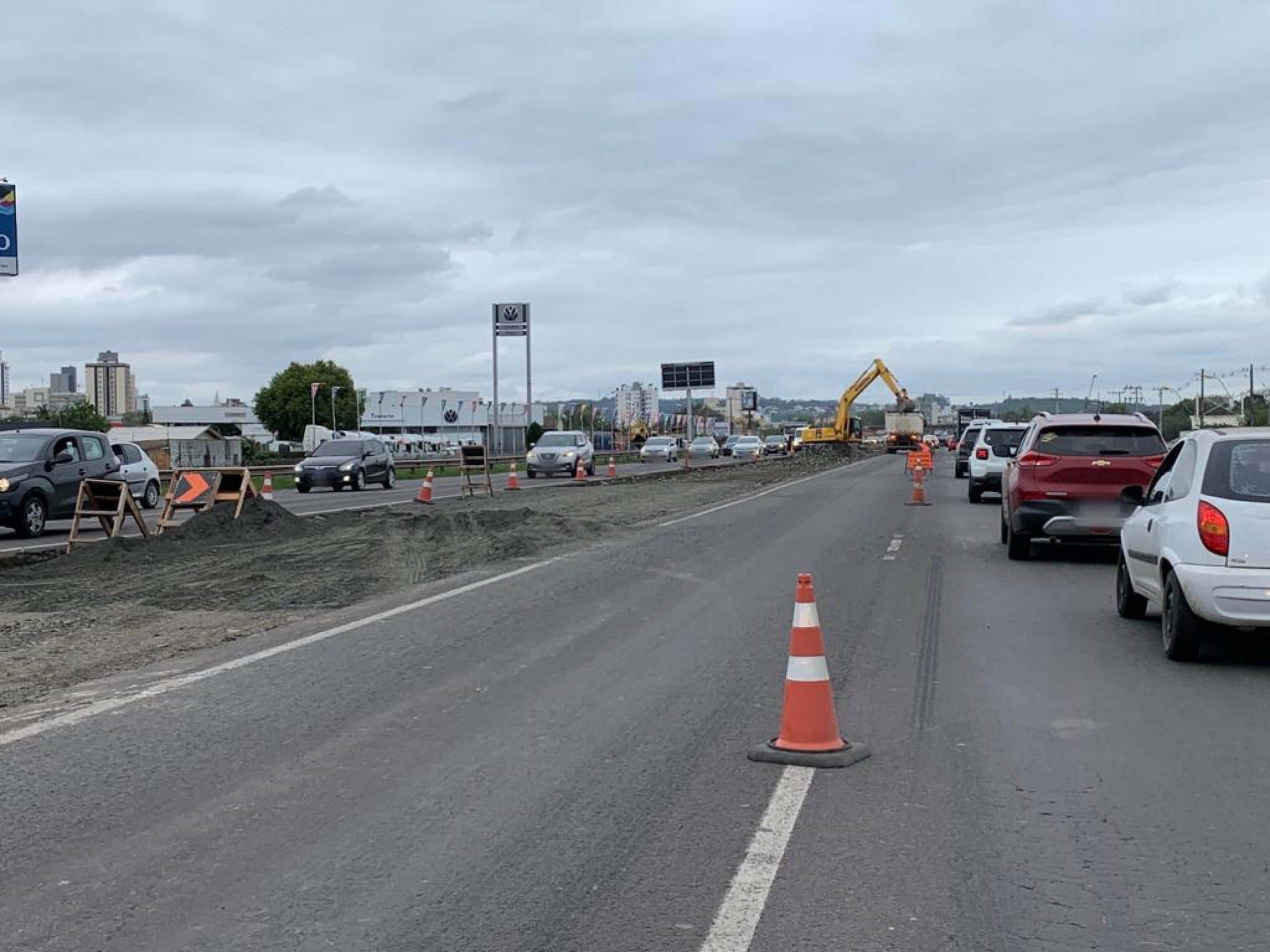 Obras causam lentidÃ£o no trÃ¢nsito da BR-116, em SÃ£o Leopoldo, neste sÃ¡bado (30)