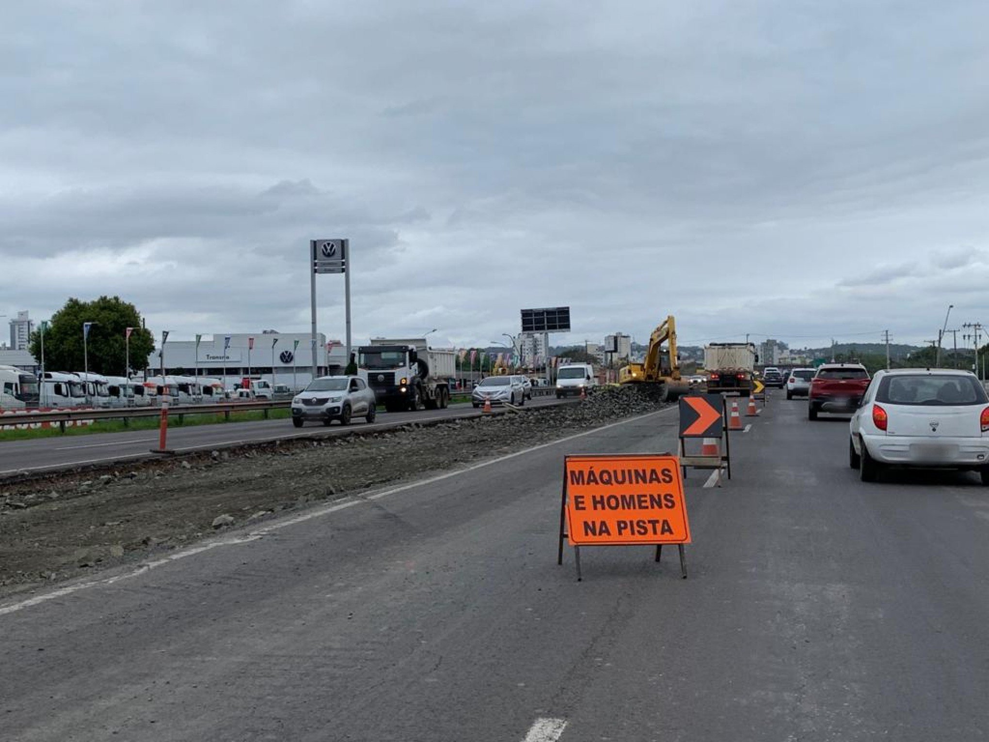 Obras causam lentidÃ£o no trÃ¢nsito da BR-116, em SÃ£o Leopoldo, neste sÃ¡bado (30)