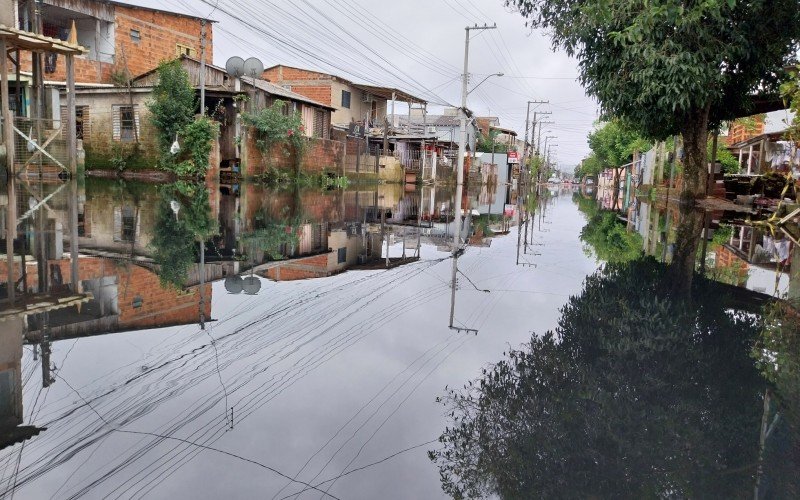 Ãgua invadiu rua no bairro Canudos, em Novo Hamburgo