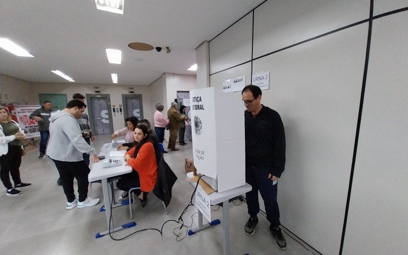 Professor José Edimar de Souza (na urna) exerceu o direito ao voto em Campo Bom | Jornal NH