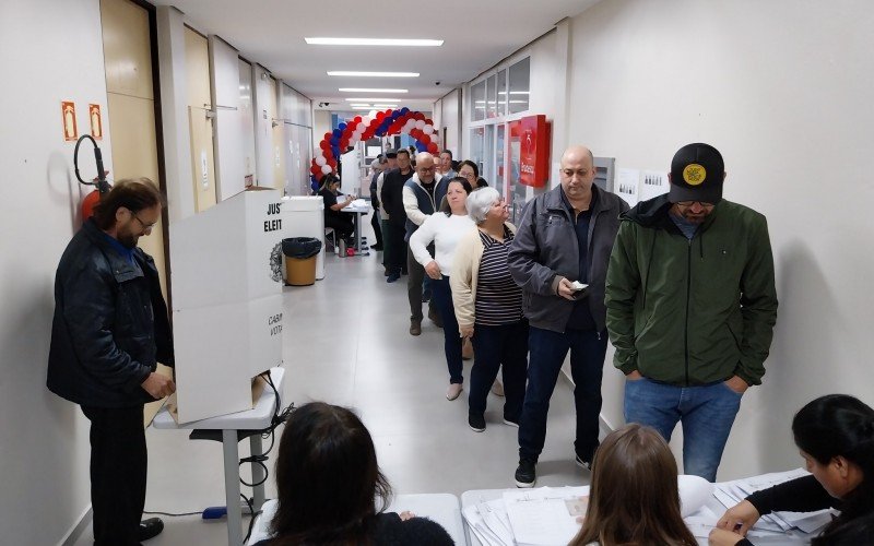 Contra boca de urna, fiscais são obrigados a retirar adesivos com propaganda de candidatos em Campo Bom