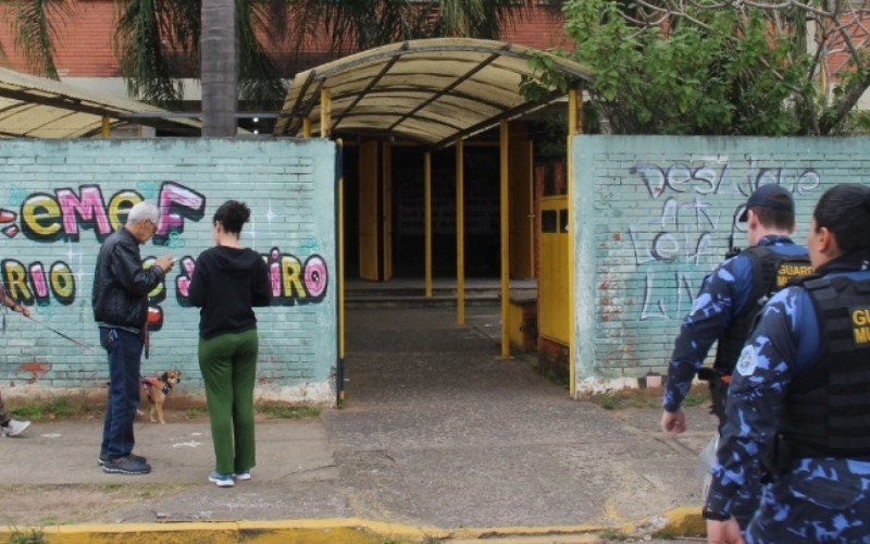 Escola Municipal Rio de Janeiro tem movimento intenso desde o início do domingo (1º)