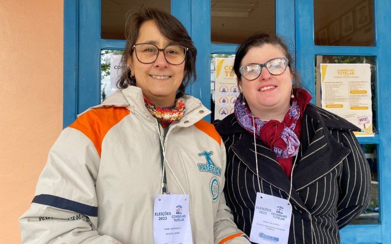 Rosângela dos Santos e Valquíria Dias, do Comdica de Canela, durante eleições para Conselho Tutelar 