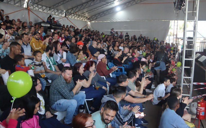 Atrações artísticas lotaram o palco principal neste domingo