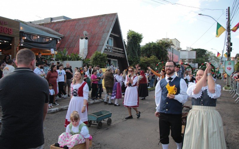 Desfile, mÃºsica e distribuiÃ§Ã£o de bebida tradicional marcaram o Ãºltimo dia do Kerb de SÃ£o Miguel, em Dois IrmÃ£os