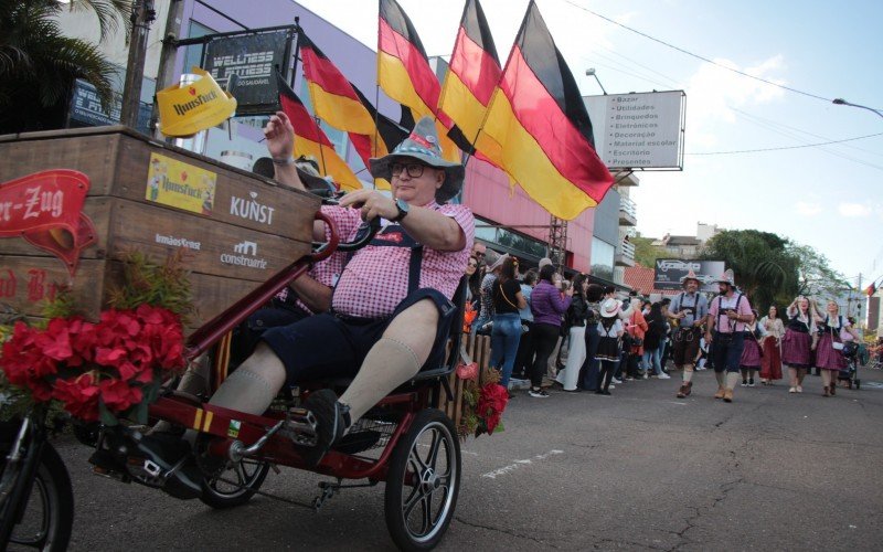 Desfile, mÃºsica e distribuiÃ§Ã£o de bebida tradicional marcaram o Ãºltimo dia do Kerb de SÃ£o Miguel, em Dois IrmÃ£os