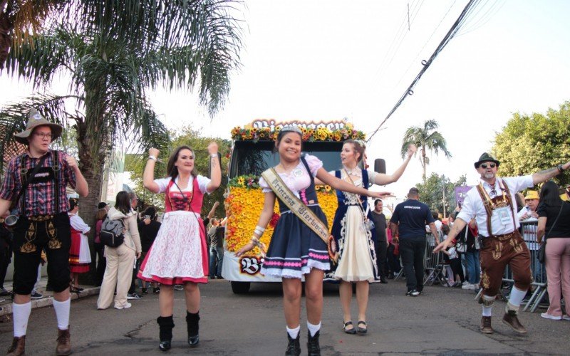 Desfile, mÃºsica e distribuiÃ§Ã£o de bebida tradicional marcaram o Ãºltimo dia do Kerb de SÃ£o Miguel, em Dois IrmÃ£os