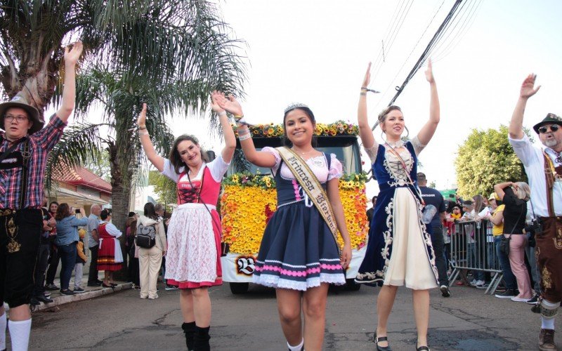 Desfile, mÃºsica e distribuiÃ§Ã£o de bebida tradicional marcaram o Ãºltimo dia do Kerb de SÃ£o Miguel, em Dois IrmÃ£os