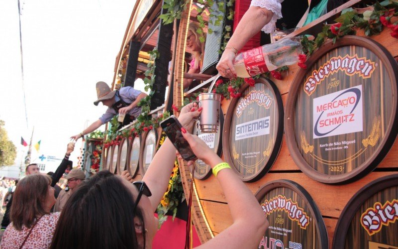 Desfile, mÃºsica e distribuiÃ§Ã£o de bebida tradicional marcaram o Ãºltimo dia do Kerb de SÃ£o Miguel, em Dois IrmÃ£os