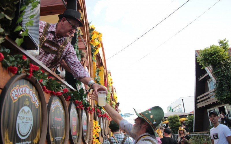 Desfile, mÃºsica e distribuiÃ§Ã£o de bebida tradicional marcaram o Ãºltimo dia do Kerb de SÃ£o Miguel, em Dois IrmÃ£os