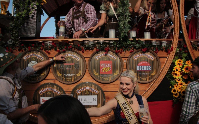 Desfile, mÃºsica e distribuiÃ§Ã£o de bebida tradicional marcaram o Ãºltimo dia do Kerb de SÃ£o Miguel, em Dois IrmÃ£os