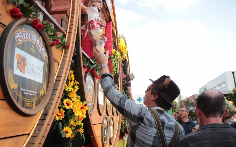 Desfile, mÃºsica e distribuiÃ§Ã£o de bebida tradicional marcaram o Ãºltimo dia do Kerb de SÃ£o Miguel, em Dois IrmÃ£os