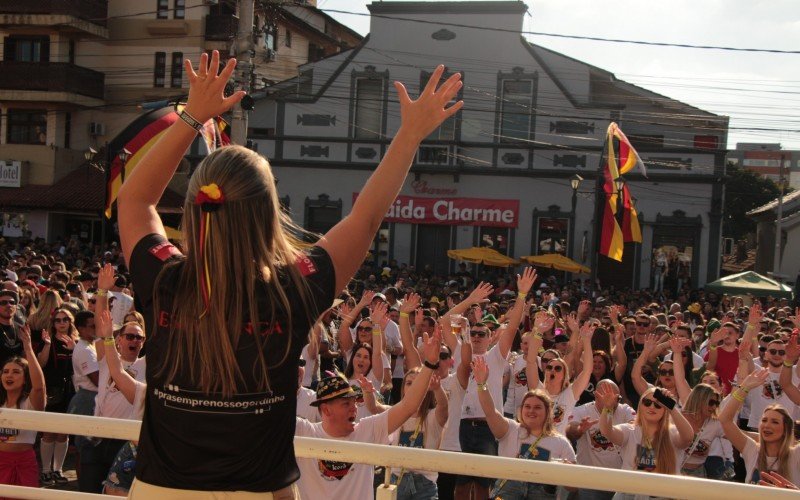 Desfile, mÃºsica e distribuiÃ§Ã£o de bebida tradicional marcaram o Ãºltimo dia do Kerb de SÃ£o Miguel, em Dois IrmÃ£os