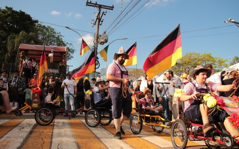 Desfile, mÃºsica e distribuiÃ§Ã£o de bebida tradicional marcaram o Ãºltimo dia do Kerb de SÃ£o Miguel, em Dois IrmÃ£os