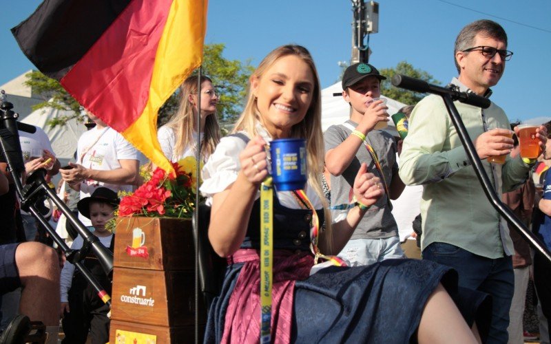 Desfile, mÃºsica e distribuiÃ§Ã£o de bebida tradicional marcaram o Ãºltimo dia do Kerb de SÃ£o Miguel, em Dois IrmÃ£os