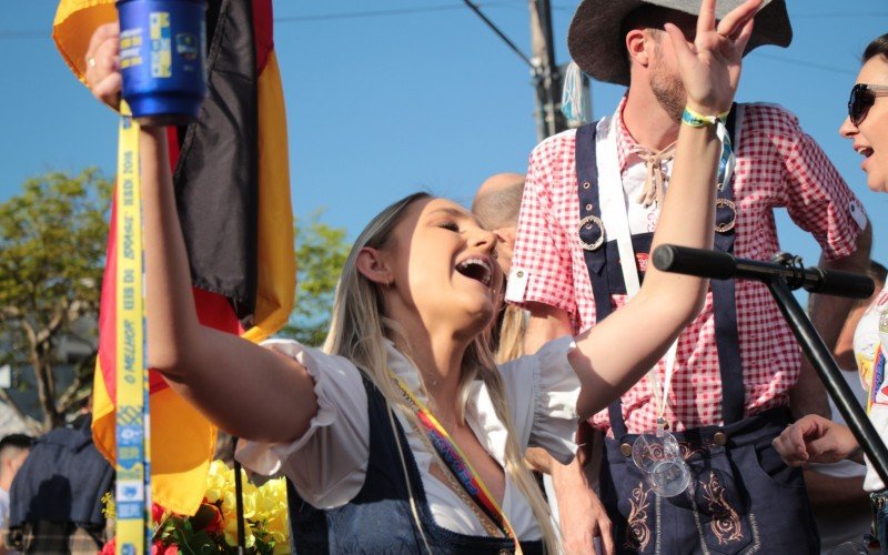 Desfile, mÃºsica e distribuiÃ§Ã£o de bebida tradicional marcaram o Ãºltimo dia do Kerb de SÃ£o Miguel, em Dois IrmÃ£os