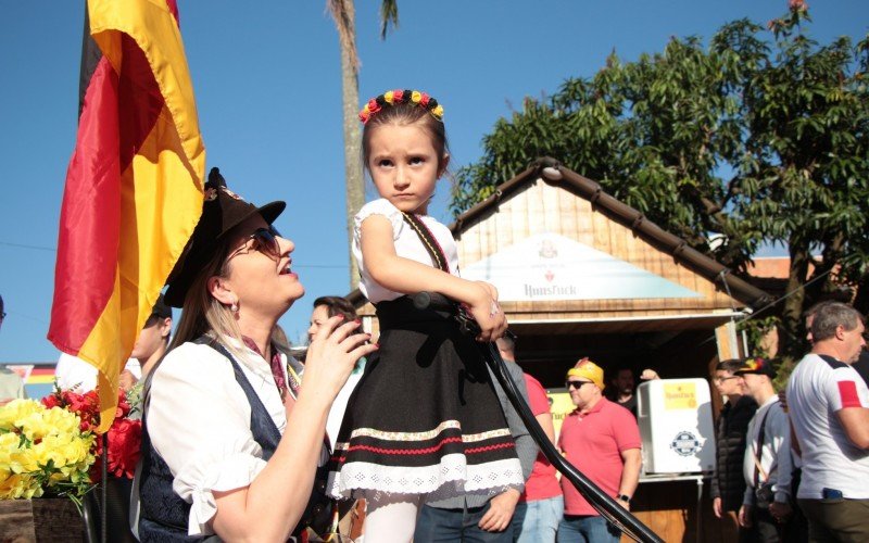 Desfile, mÃºsica e distribuiÃ§Ã£o de bebida tradicional marcaram o Ãºltimo dia do Kerb de SÃ£o Miguel, em Dois IrmÃ£os