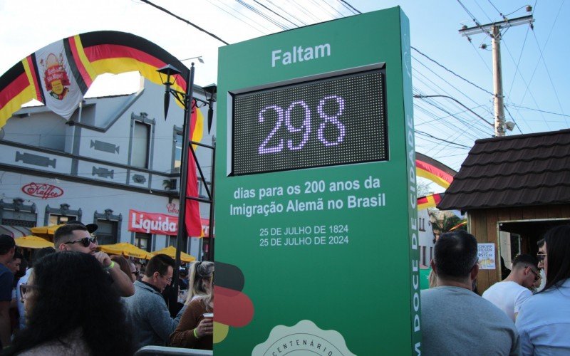 Desfile, mÃºsica e distribuiÃ§Ã£o de bebida tradicional marcaram o Ãºltimo dia do Kerb de SÃ£o Miguel, em Dois IrmÃ£os