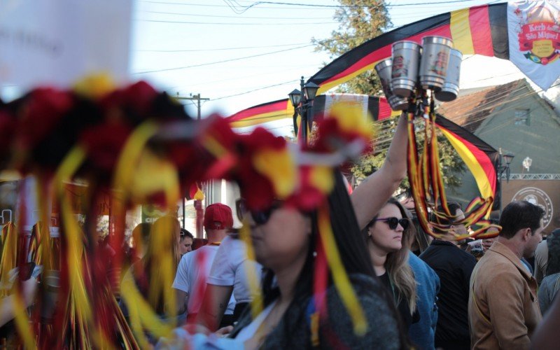 Desfile, mÃºsica e distribuiÃ§Ã£o de bebida tradicional marcaram o Ãºltimo dia do Kerb de SÃ£o Miguel, em Dois IrmÃ£os