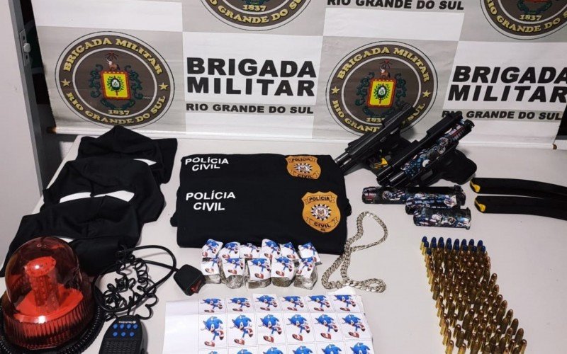 Armas, munições, camisetas falsas da polícia e toucas ninjas estão entre os materiais localizados pela BM e GM de Estância Velha | Jornal NH