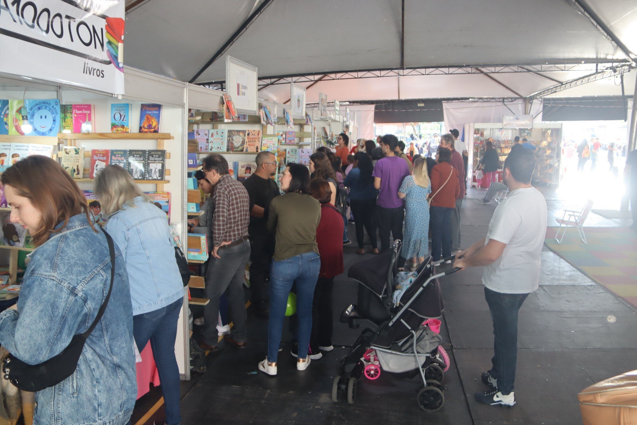 Ãšltimo dia de feira do livro registrou bom pÃºblico na PraÃ§a da Biblioteca