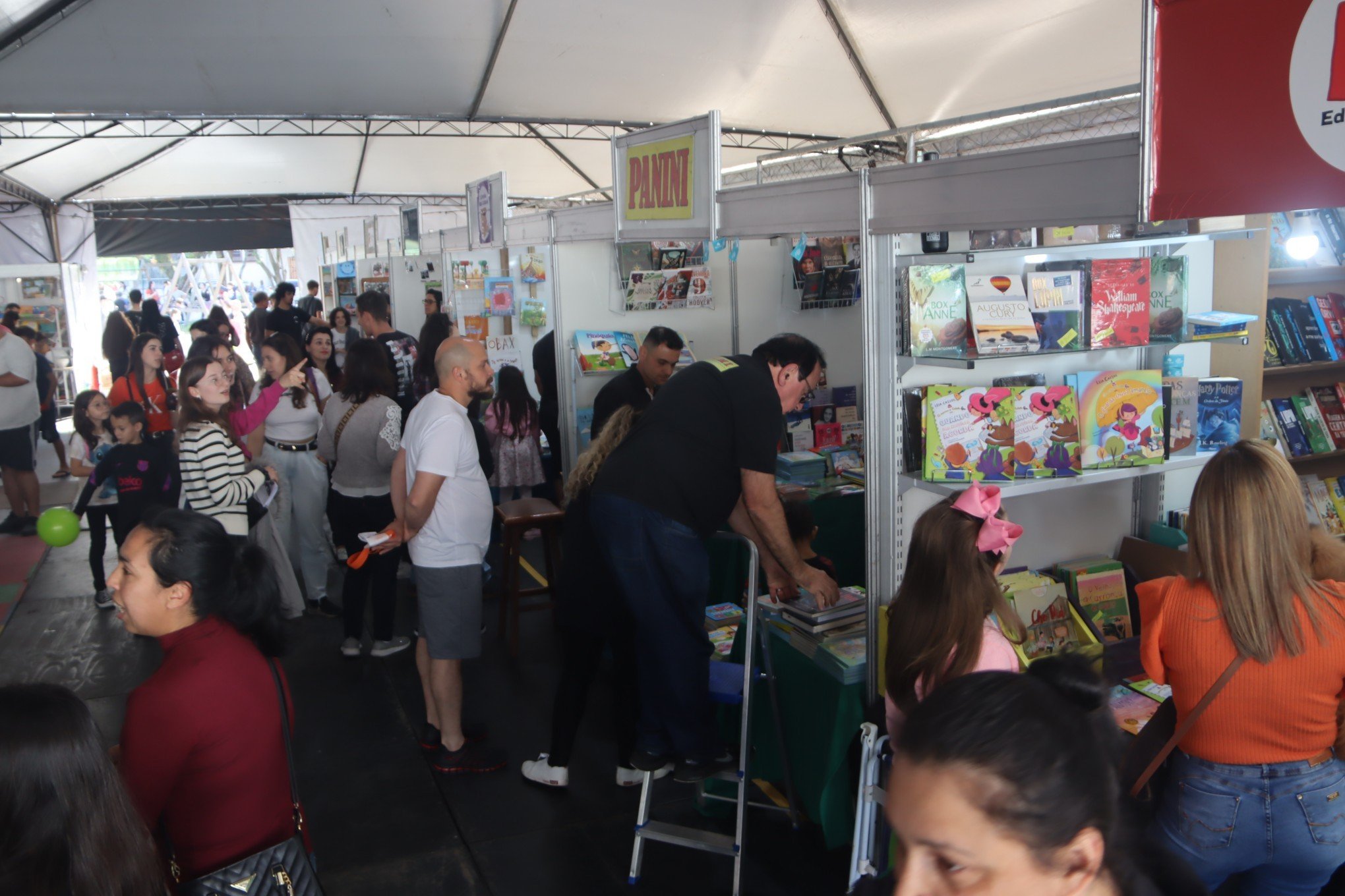 Ãšltimo dia de feira do livro registrou bom pÃºblico na PraÃ§a da Biblioteca