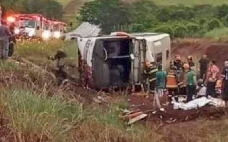 Ônibus com excursão religiosa capota e deixa dezenas de mortos e feridos em São Paulo | Jornal NH