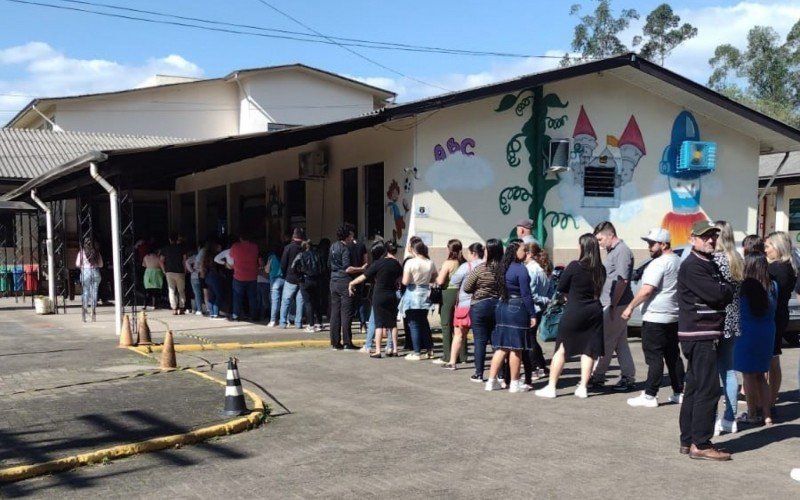 Fila se formou para eleição do Conselho Tutelar na Escola Edmundo Kern, em Portão