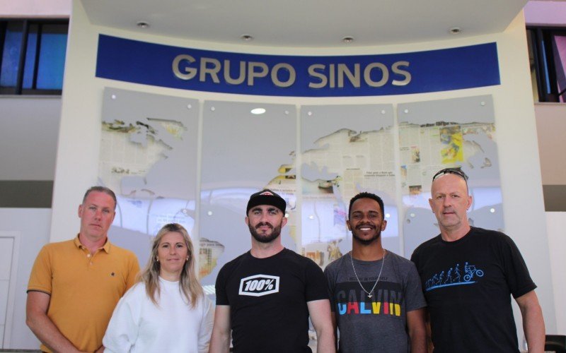 Da esquerda para a direita - Fernando Baum (diretor de BMX do GANH), Sabrina Wildner, (presidente do clube), os atletas Gustavo Mesquita e Franklin Vasconcelos, e o atleta e instrutor Vitor Plentz | Jornal NH