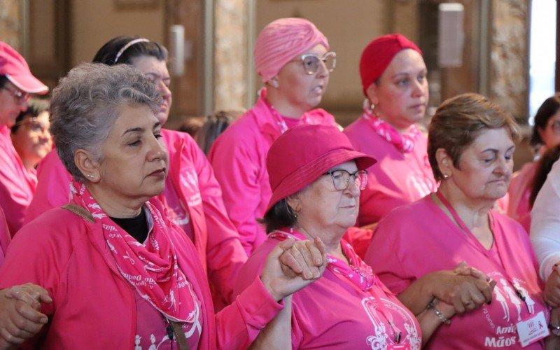 MÃ£os dadas Ã© o sÃ­mbolo de uniÃ£o entre as mulheres do grupo