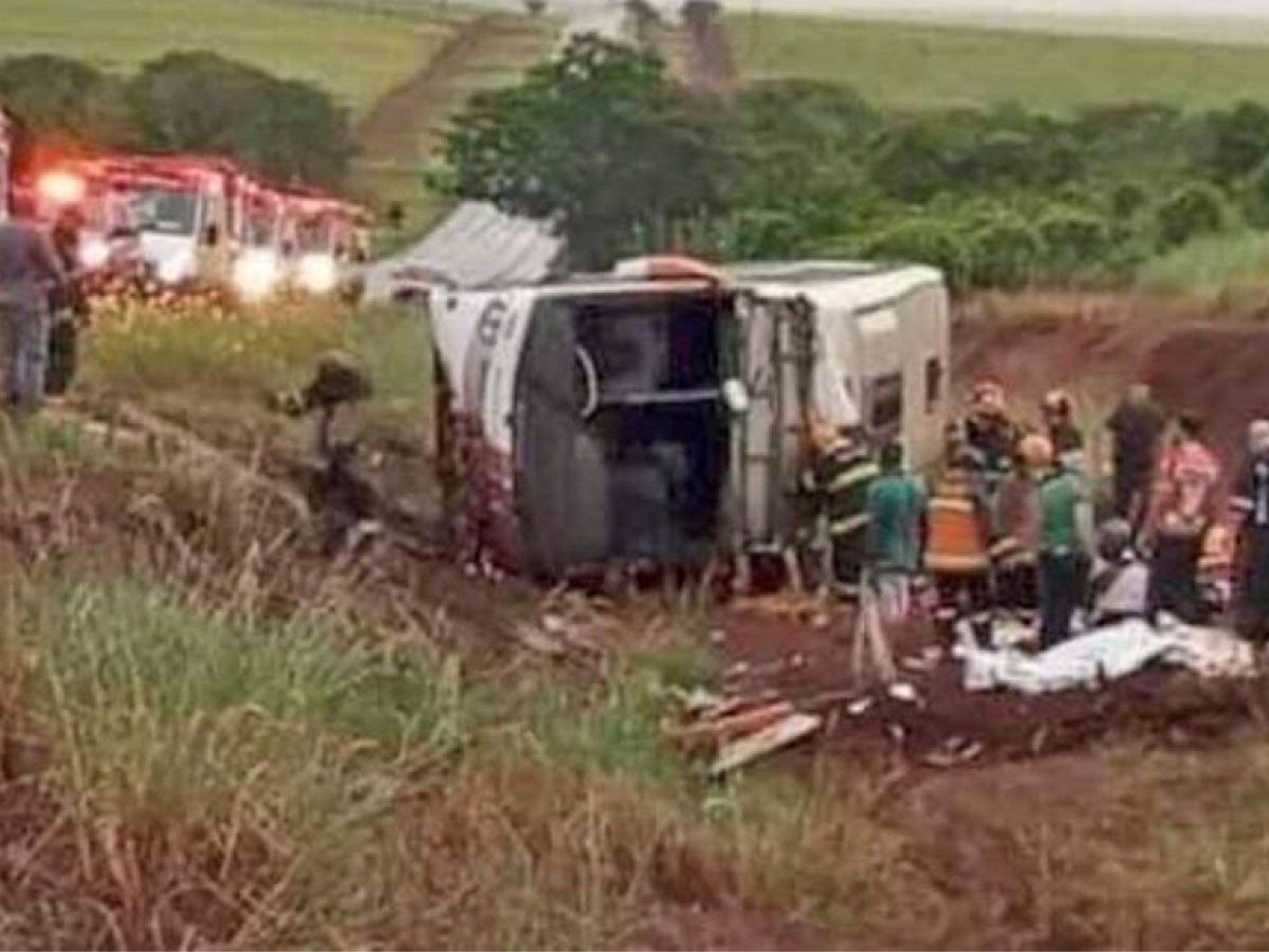 Ônibus de excursão religiosa capota e deixa dezenas de mortos e feridos em São Paulo