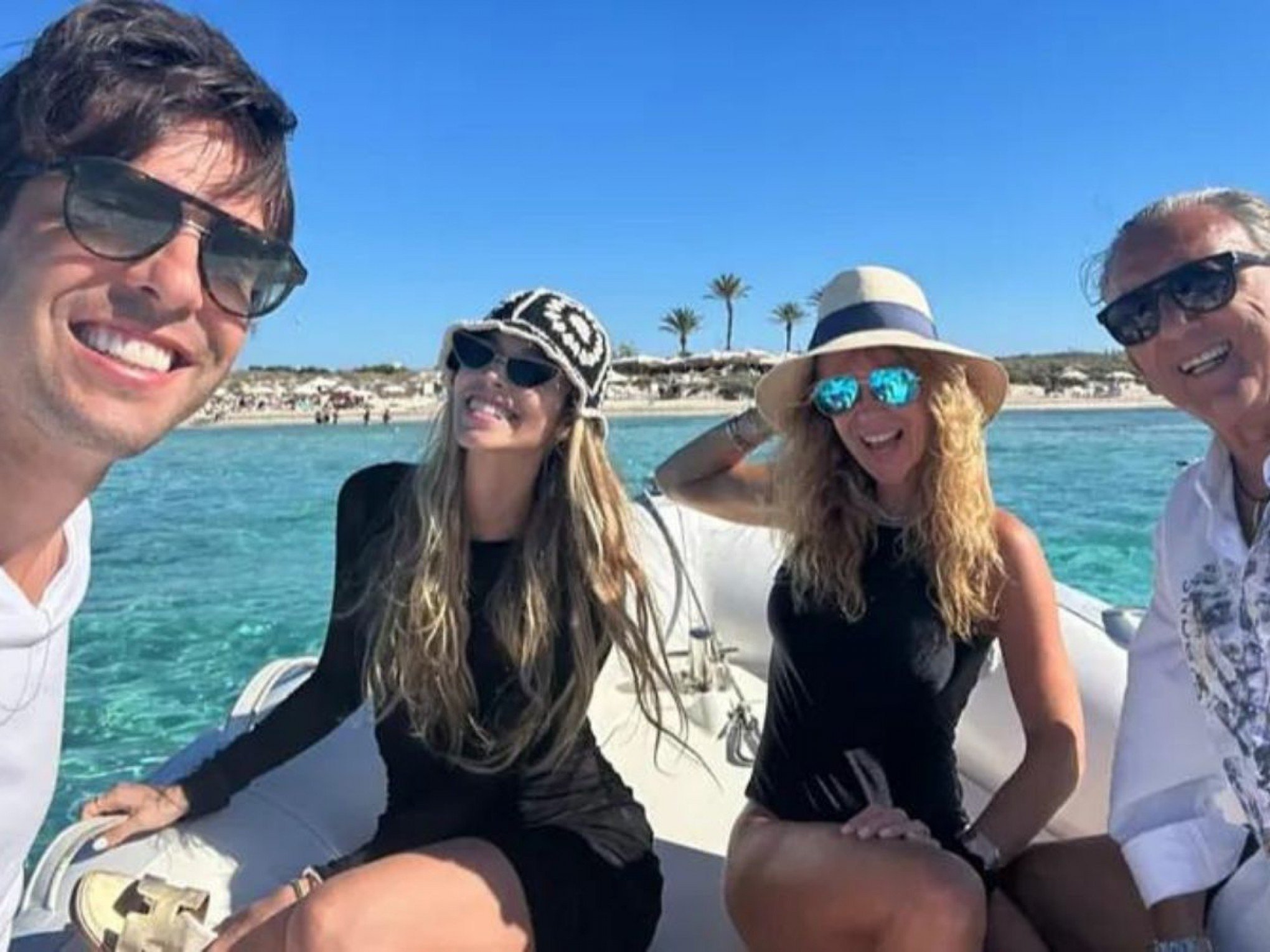Galvão Bueno, Kaká e esposas aproveitam barco em Ibiza; veja fotos