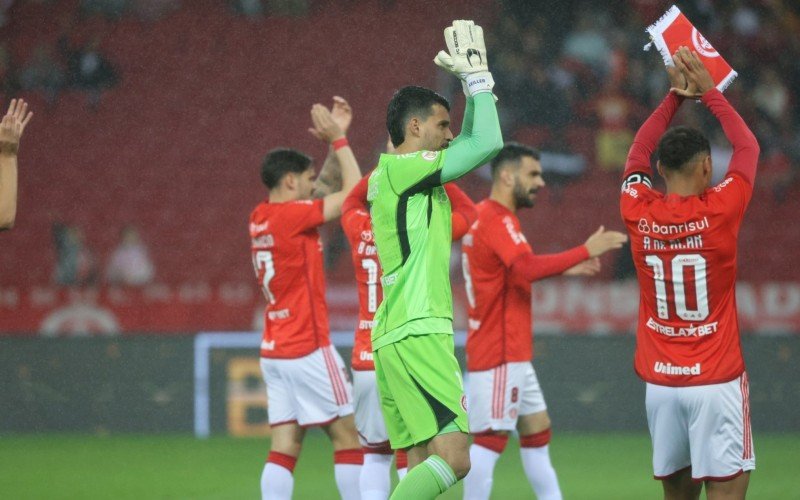 Jogadores debaixo de chuva no Beira-Rio | Jornal NH