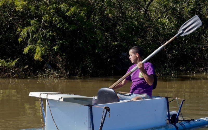 Morador de Canoas transforma geladeira em barco para conseguir sair de casa após passagem de ciclone
