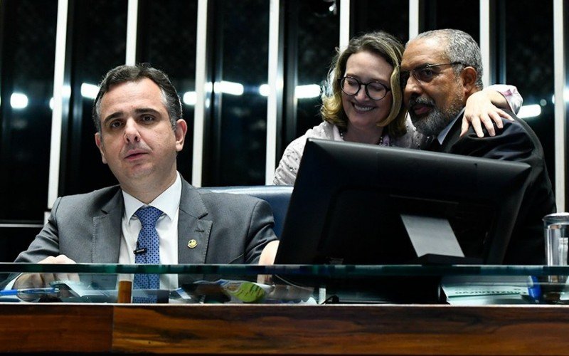 Os senadores Rodrigo Pacheco e Paulo Paim com a autora da proposta, deputada Maria do Rosário | Jornal NH