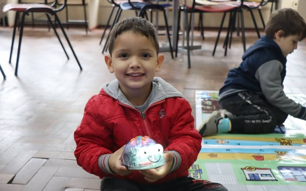 Enzo Samuel de Oliveira se diverte nas atividades de robótica