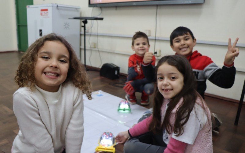 Fernanda e
Ana Clara sÃ£o
da faixa etÃ¡ria
5 e 6 anos