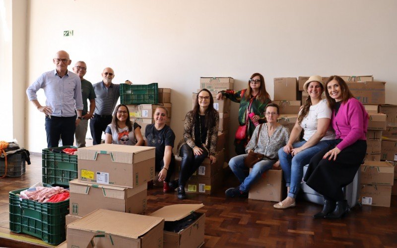 Time de voluntários que auxilia na organização do bazar | abc+