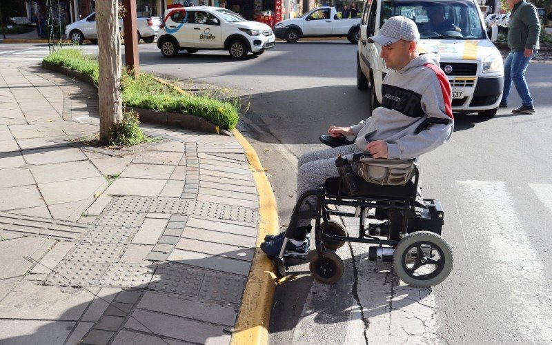 Cadeirante mostra as dificuldades para se locomover pelos espaÃ§os pÃºblicos de Gramado